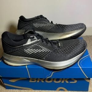 Brooks Levitate Women’s size 7.5